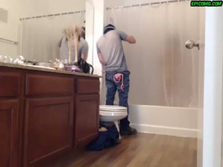 Вор услышал что хозяйка моется и решил изнасиловать