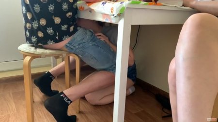 Соседка сосет член пока жена пьет кофе